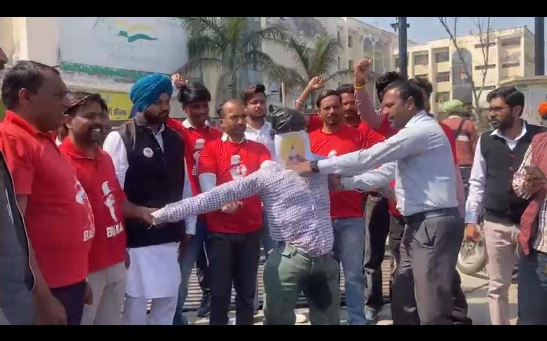ਸੰਦੀਪ ਲਾਧੂਕਾ ਨੂੰ ਧਮਕੀ ਦੇਣ ਵਾਲੇ ਆਪ MLA ਦਾ ਪੱਤਰਕਾਰਾਂ ਅਤੇ ਜਨਤਕ ਜਥੇਬੰਦੀਆਂ ਨੇ ਫੂਕਿਆ ਪੁਤਲਾ!