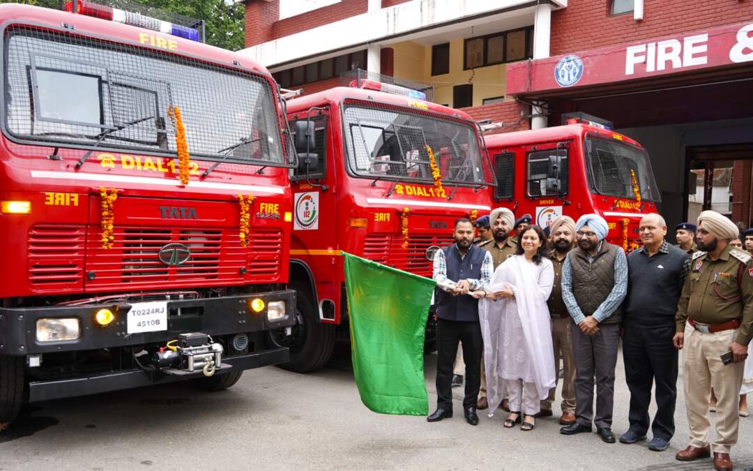 ਮੇਅਰ ਨੇ 5 ਹਾਈ-ਟੈਕ ਏਰੀਟਿਡ ਫੋਮ ਫਾਇਰ ਟੈਂਡਰਾਂ ਨੂੰ ਹਰੀ ਝੰਡੀ ਦਿਖਾ ਕੇ ਰਵਾਨਾ ਕੀਤਾ