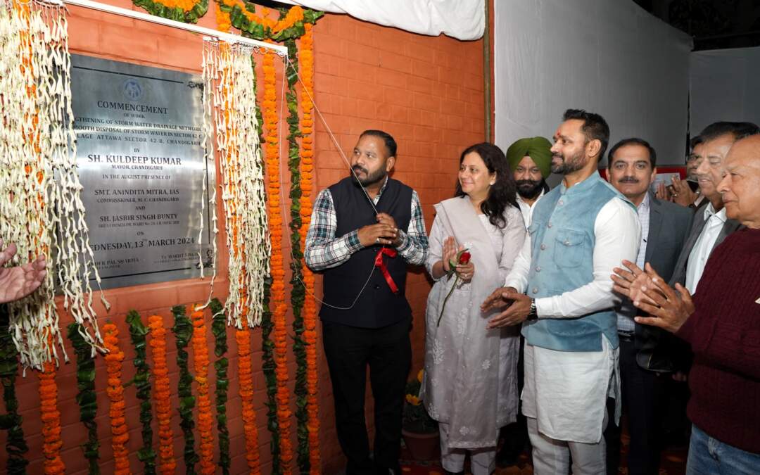 ਮੇਅਰ ਸੈਕਟਰ 42 ਵਿਖੇ ਸਟੋਰਮ ਵਾਟਰ ਡਰੇਨੇਜ ਸਿਸਟਮ ਦੇ ਪ੍ਰਾਜੈਕਟ ਦੀ ਸ਼ੁਰੂਆਤ ਕਰਦੇ ਹੋਏ