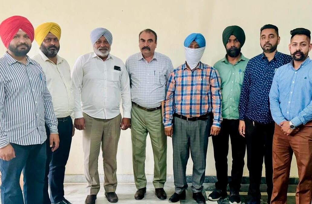 ਗੁਰਦਾਸਪੁਰ ਦੇ ਐਸਪੀ ਦਾ ਰੀਡਰ 5,000 ਰੁਪਏ ਰਿਸ਼ਵਤ ਲੈਂਦਾ ਵਿਜੀਲੈਂਸ ਬਿਊਰੋ ਵੱਲੋਂ ਕਾਬੂ