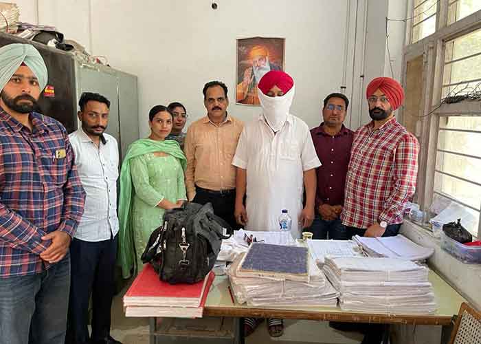 4,000 ਰੁਪਏ ਰਿਸ਼ਵਤ ਲੈਂਦਾ ਮਾਲ ਪਟਵਾਰੀ ਵਿਜੀਲੈਂਸ ਬਿਊਰੋ ਵੱਲੋਂ ਗ੍ਰਿਫ਼ਤਾਰ