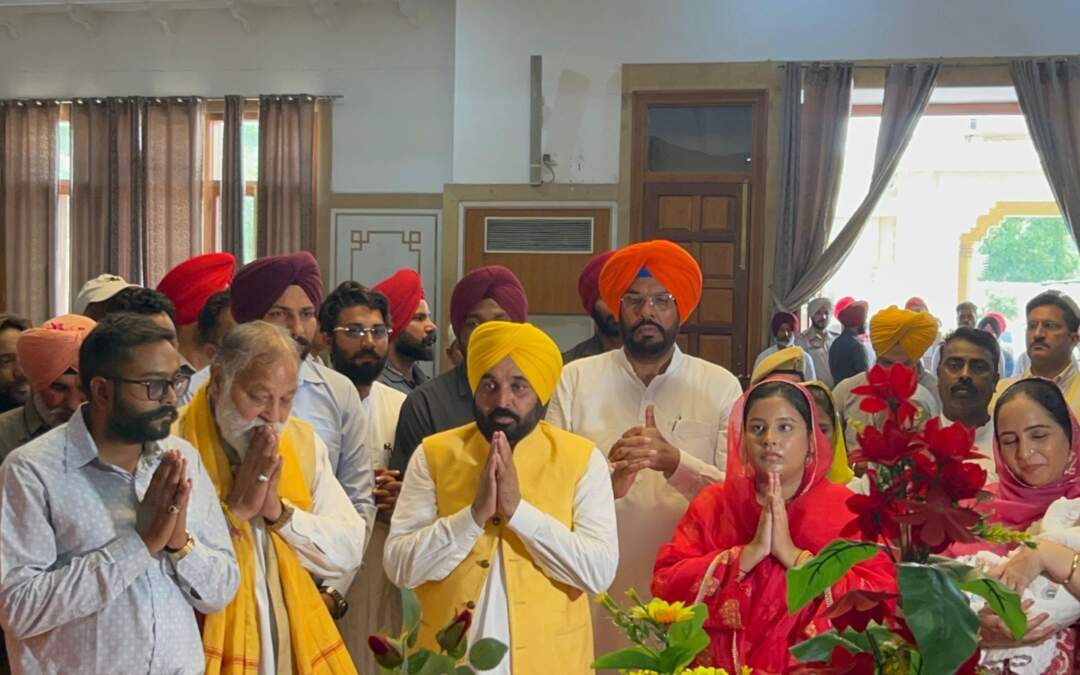 ਮੁੱਖ ਮੰਤਰੀ ਭਗਵੰਤ ਮਾਨ ਨੇ ਪਵਿੱਤਰ ਨਗਰੀ ਅੰਮ੍ਰਿਤਸਰ ਦੇ ਧਾਰਮਿਕ ਸਥਾਨਾਂ ‘ਤੇ ਟੇਕਿਆ ਮੱਥਾ