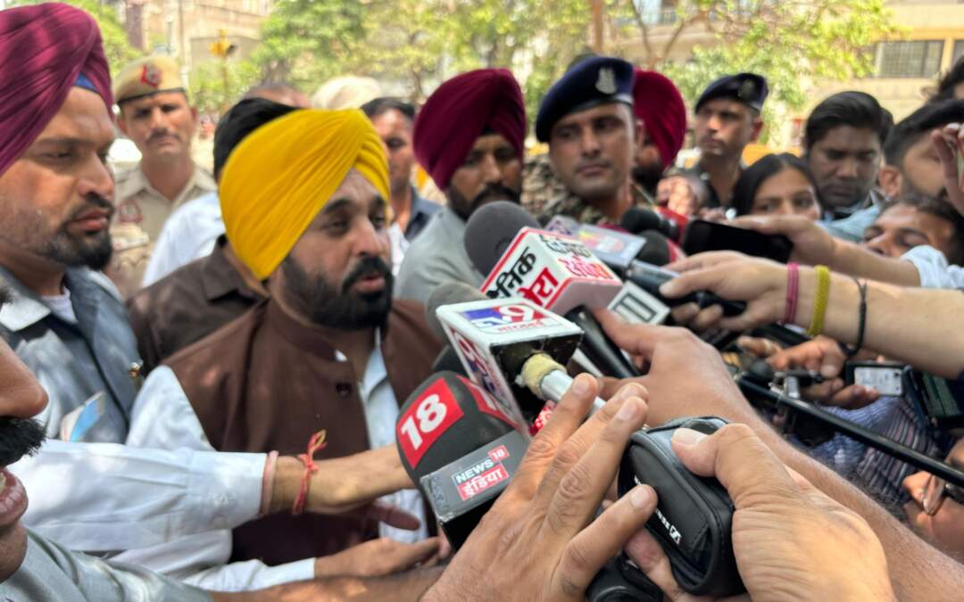 ਮੁੱਖ ਮੰਤਰੀ ਭਗਵੰਤ ਮਾਨ ਨੇ ਜੇਲ੍ਹ ਵਿੱਚ ਅਰਵਿੰਦ ਕੇਜਰੀਵਾਲ ਨਾਲ ਕੀਤੀ ਮੁਲਾਕਾਤ