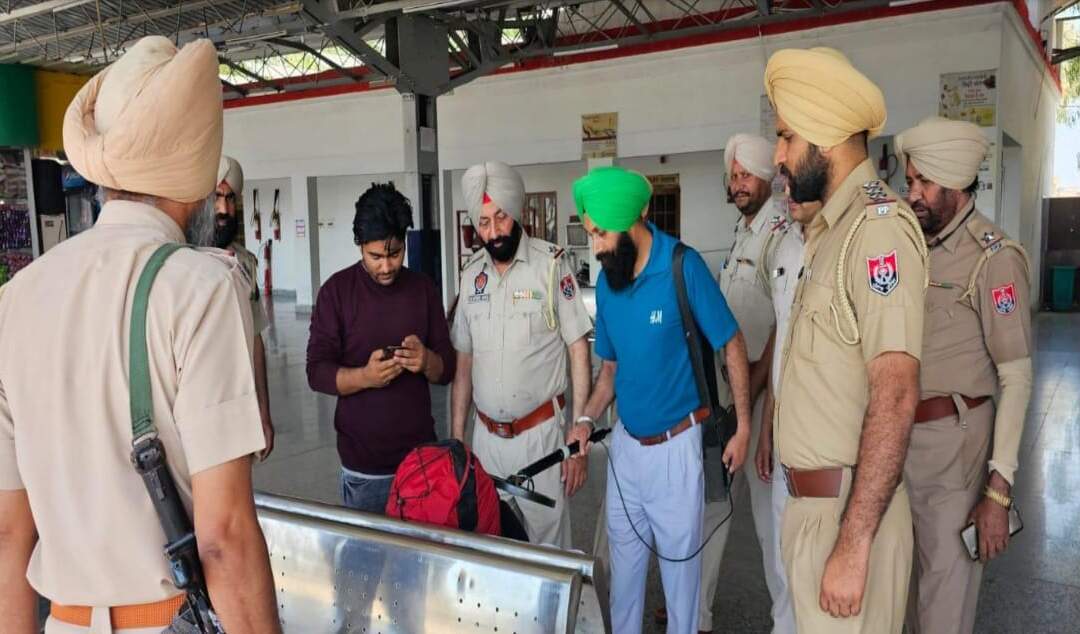 ਲੋਕ ਸਭਾ ਚੋਣਾਂ-2024: ਪੰਜਾਬ ਪੁਲਿਸ, ਅਰਧ ਸੈਨਿਕ ਬਲਾਂ ਵੱਲੋਂ ਰਾਜ ਭਰ ਦੇ ਰੇਲਵੇ ਸਟੇਸ਼ਨਾਂ, ਬੱਸ ਸਟੈਂਡਾਂ ‘ਤੇ ਸਰਚ ਆਪਰੇਸ਼ਨ ਚਲਾਇਆ ਗਿਆ