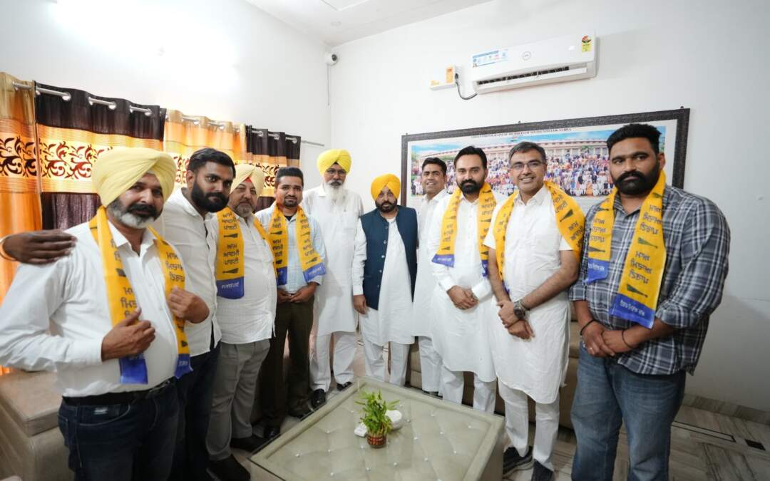 ਪੰਜਾਬ ‘ਚ ਆਮ ਆਦਮੀ ਪਾਰਟੀ ਲਗਾਤਾਰ ਹੋ ਰਹੀ ਹੈ ਮਜ਼ਬੂਤ, ਸ਼੍ਰੋਮਣੀ ਅਕਾਲੀ ਦਲ (ਬਾਦਲ) ਅਤੇ ਕਾਂਗਰਸ ਨੂੰ ਵੱਡਾ ਝਟਕਾ! ਕਈ ਵੱਡੇ ਆਗੂ ‘ਆਪ’ ‘ਚ ਹੋਏ ਸ਼ਾਮਲ