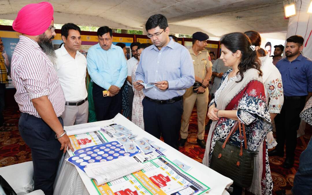 ਸੈਕਟਰ-17 ਪਲਾਜ਼ਾ, ਚੰਡੀਗੜ੍ਹ ਵਿੱਚ ਸਿਸਟਮੈਟਿਕ ਵੋਟਰ ਐਜੂਕੇਸ਼ਨ ਅਤੇ ਇਲੈਕਟੋਰਲ ਪਾਰਟੀਸੀਪੇਸ਼ਨ (ਐਸਵੀਈਈਪੀ) ਬਾਰੇ ਪ੍ਰਦਰਸ਼ਨੀ ਦਾ ਉਦਘਾਟਨ