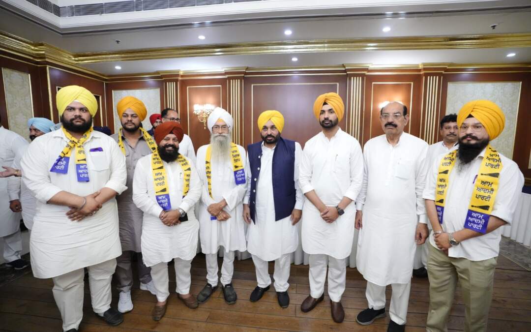 ਆਮ ਆਦਮੀ ਪਾਰਟੀ ਨੇ ਪੰਜਾਬ ‘ਚ ਭਾਜਪਾ, ਕਾਂਗਰਸ ਤੇ ਸ਼੍ਰੋਮਣੀ ਅਕਾਲੀ ਦਲ (ਬ) ਨੂੰ ਦਿੱਤਾ ਵੱਡਾ ਝਟਕਾ! ਕਈ ਵੱਡੇ ਆਗੂ ‘ਆਪ’ ‘ਚ ਸ਼ਾਮਲ