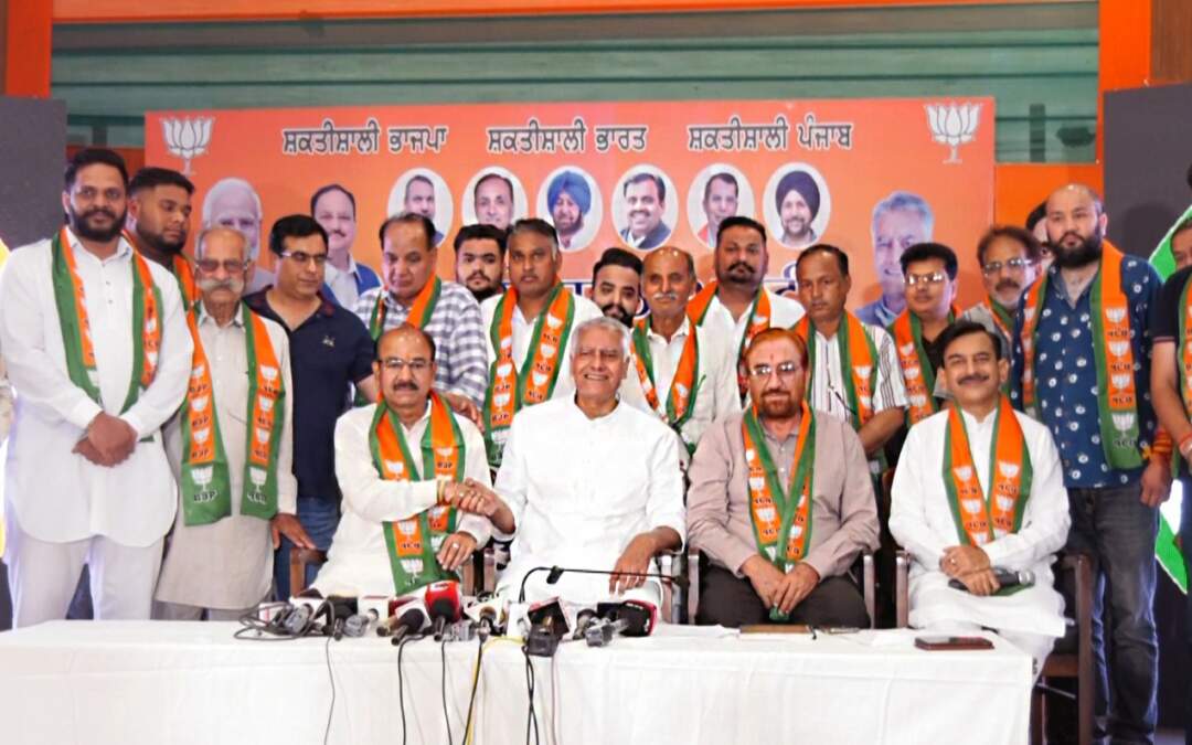 ਭਾਜਪਾ ਦੀ ਬਾਂਹ ਵਿੱਚ ਗੋਲੀ; ਨਵੇਂ ਨੇਤਾ ਭਾਜਪਾ ਪ੍ਰਤੀ ਵਫ਼ਾਦਾਰੀ ਦਾ ਦਾਅਵਾ ਕਰਦੇ ਹਨ।