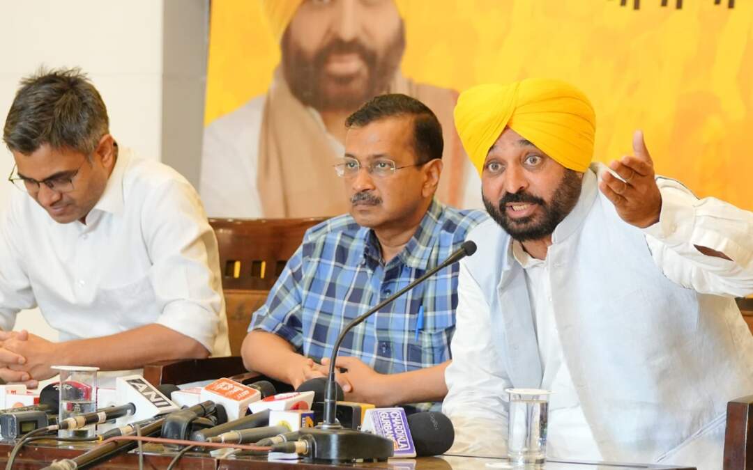 ਕੇਜਰੀਵਾਲ ਤੇ ਮਾਨ ਨੇ ਗ੍ਰਹਿ ਮੰਤਰੀ ਅਮਿਤ ਸ਼ਾਹ ‘ਤੇ ਸਾਧਿਆ ਨਿਸ਼ਾਨਾ, ਕਿਹਾ- ਸ਼ਾਹ ਨੇ 3 ਕਰੋੜ ਪੰਜਾਬੀਆਂ ਨੂੰ ਦਿੱਤੀ ਹੈ ਧਮਕੀ