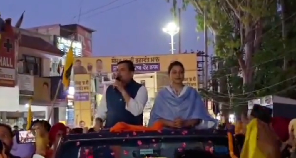 ‘ਆਪ’ ਸੰਸਦ ਸੰਜੇ ਸਿੰਘ ਨੇ ਮਲਵਿੰਦਰ ਕੰਗ ਲਈ ਨਵਾਂ ਗਾਓਂ ‘ਚ ਕੀਤਾ ਪ੍ਰਚਾਰ, ਕਿਹਾ ਅਮਿਤ ਸ਼ਾਹ ਕੌਣ ਹੰਦਾ ਹੈ ਪੰਜਾਬ ਦੇ ਲੋਕਾਂ ਨੂੰ ਧਮਕਾਉਣ ਵਾਲਾ