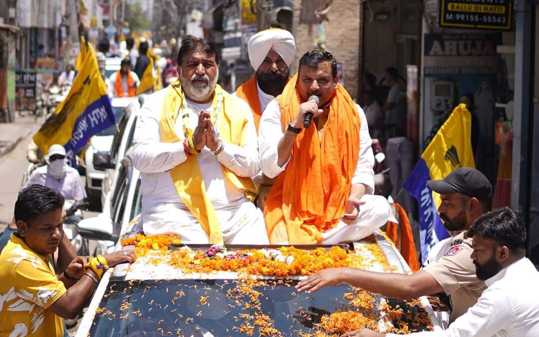 ਆਪ ਸਾਂਸਦ ਸੰਜੇ ਸਿੰਘ ਨੇ ਲੁਧਿਆਣਾ ‘ਚ ਆਪ ਉਮੀਦਵਾਰ ਅਸ਼ੋਕ ਪਰਾਸ਼ਰ ਪੱਪੀ ਲਈ ਕੀਤਾ ਚੋਣ ਪ੍ਰਚਾਰ, ਰੋਡ ਸ਼ੋਅ ਕੱਢ ਕੇ ਰਿਕਾਰਡ ਵੋਟਾਂ ਨਾਲ ਜਿਤਾਉਣ ਦੀ ਕੀਤੀ ਅਪੀਲ