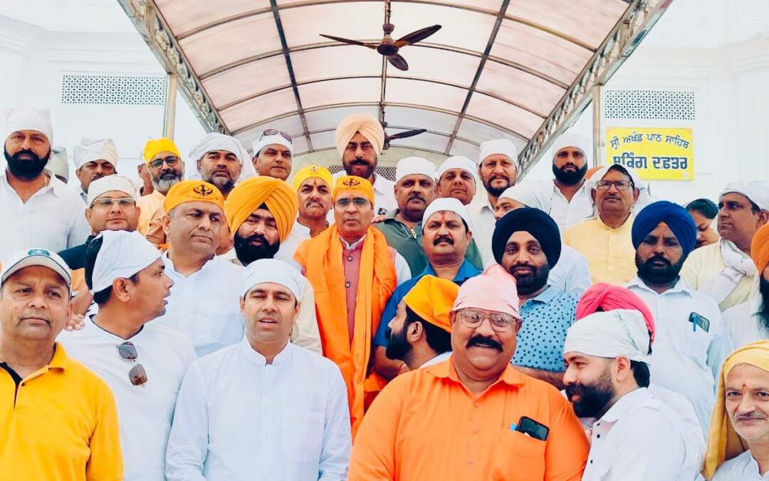 ਡਾ: ਸੁਭਾਸ਼ ਸ਼ਰਮਾ ਨੇ ਤਖ਼ਤ ਸ੍ਰੀ ਕੇਸਗੜ੍ਹ ਸਾਹਿਬ ਅਤੇ ਮਾਤਾ ਨੈਣਾ ਦੇਵੀ ਮੰਦਿਰ ਵਿਖੇ ਮੱਥਾ ਟੇਕਣ ਉਪਰੰਤ ਚੋਣ ਮੁਹਿੰਮ ਦੀ ਸ਼ੁਰੂਆਤ ਕੀਤੀ