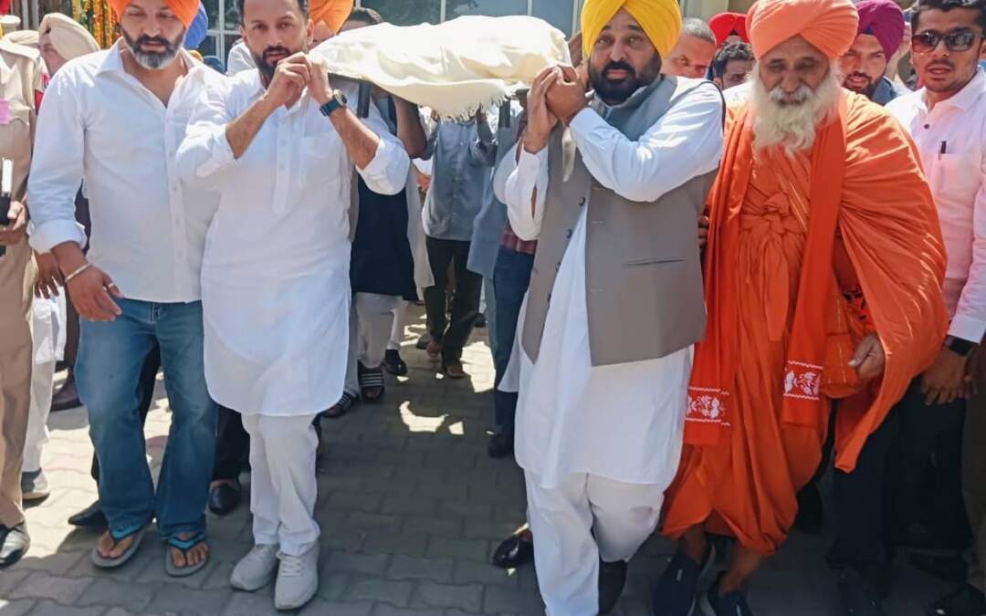 ਪੰਜਾਬ ਦੇ ਮੁੱਖ ਮੰਤਰੀ ਭਗਵੰਤ ਸਿੰਘ ਮਾਨ ਨੇ ਪ੍ਰਸਿੱਧ ਪੰਜਾਬੀ ਕਵੀ ਸੁਰਜੀਤ ਪਾਤਰ ਦੀ ਅਰਥੀ ਨੂੰ ਦਿੱਤਾ ਮੋਢਾ