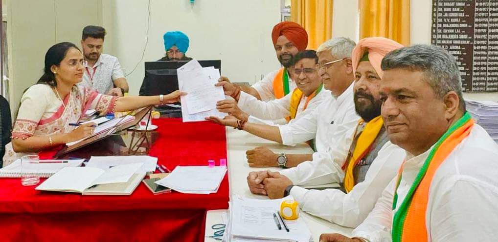 ਸ੍ਰੀ ਆਨੰਦਪੁਰ ਸਾਹਿਬ ਤੋਂ ਭਾਜਪਾ ਉਮੀਦਵਾਰ ਡਾ: ਸੁਭਾਸ਼ ਸ਼ਰਮਾ ਨੇ ਨਾਮਜ਼ਦਗੀ ਪੱਤਰ ਦਾਖਲ ਕੀਤਾ