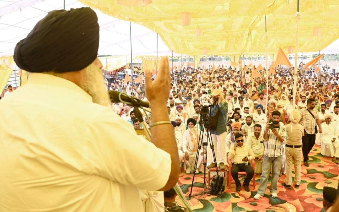 ਮੁੱਖ ਮੰਤਰੀ ਭਗਵੰਤ ਮਾਨ ਨੇ ਕੇਂਦਰ ਅਤੇ ਹਰਿਆਣਾ ਸਰਕਾਰ ਨੂੰ ਸ਼ਰਾਬ ਘੁਟਾਲੇ ਵਿੱਚ ਗ੍ਰਿਫਤਾਰੀ ਤੋਂ ਬਚਣ ਲਈ ਪੰਜਾਬ ਦੇ ਕਿਸਾਨਾਂ ‘ਤੇ ਅੱਥਰੂ ਗੈਸ ਅਤੇ ਰਬੜ ਦੀਆਂ ਗੋਲੀਆਂ ਚਲਾਉਣ ਦੀ ਇਜਾਜ਼ਤ ਦਿੱਤੀ – ਸੁਖਬੀਰ ਬਾਦਲ