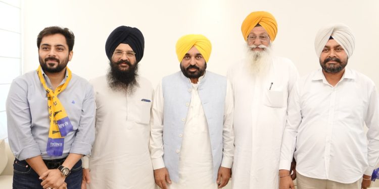 ਅਕਾਲੀ ਦਲ ਨੂੰ ਝਟਕਾ! ‘ਆਪ’ ਪਟਿਆਲਾ ‘ਚ ਹੋਈ ਹੋਰ ਵੀ ਮਜ਼ਬੂਤ, ਕਈ ਸੀਨੀਅਰ ਅਕਾਲੀ ਆਗੂ ਹੋਏ ‘ਆਪ’ ‘ਚ ਸ਼ਾਮਲ
