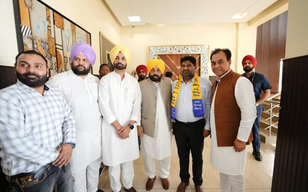 ਸ਼੍ਰੋਮਣੀ ਅਕਾਲੀ ਦਲ ਨੂੰ ਇਕ ਹੋਰ ਝਟਕਾ! ਹੁਸ਼ਿਆਰਪੁਰ ਲੋਕ ਸਭਾ ਹਲਕੇ ‘ਚ ‘ਆਪ’ ਨੂੰ ਮਿਲਿਆ ਹੁਲਾਰਾ, ਅਕਾਲੀ ਦਲ ਦੇ ਸੀਨੀਅਰ ਮੀਤ ਪ੍ਰਧਾਨ ਗੁਰਮੀਤ ਸਿੰਘ ਥਾਪਰ ‘ਆਪ’ ‘ਚ ਸ਼ਾਮਲ
