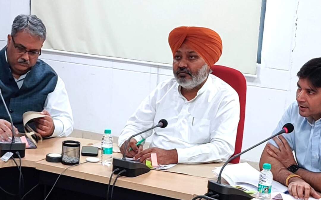 ਚੀਮਾ ਵੱਲੋਂ ਮੀਥੇਨੌਲ ਦੀ ਆਵਾਜਾਈ ਨੂੰ ਨਿਯਮਤ ਕਰਨ ਲਈ ਮਜ਼ਬੂਤ ਢਾਂਚੇ ‘ਤੇ ਜ਼ੋਰ, ਆਬਕਾਰੀ ਵਿਭਾਗ ਨੂੰ ਕੇਂਦਰ ਸਰਕਾਰ ਕੋਲ ਮੁੱਦਾ ਉਠਾਉਣ ਲਈ ਕਿਹਾ