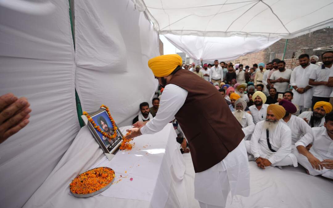 ਮੁੱਖ ਮੰਤਰੀ ਨੇ ਸ਼ਹੀਦਾਂ ਦੇ ਪਰਿਵਾਰਾਂ ਨੂੰ ਮਾਲੀ ਮਦਦ ਵਜੋਂ ਇਕ-ਇਕ ਕਰੋੜ ਰੁਪਏ ਦੇ ਚੈੱਕ ਸੌਂਪੇ