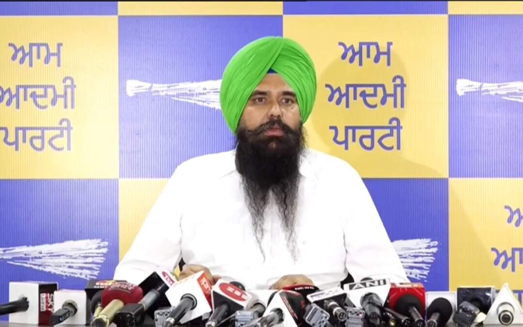 ਰਾਜਾ ਵੜਿੰਗ ਪੁਲਿਸ ਵਿਭਾਗ ਵਿਚ ਤਬਾਦਲਿਆਂ ਤੋਂ ਐਨਾ ਪਰੇਸ਼ਾਨ ਕਿਉਂ ਹਨ, ਕੀ ਉਨ੍ਹਾਂ ਦੇ ਨਿੱਜੀ ਆਰਥਿਕ ਹਿੱਤ ਸ਼ਾਮਲ ਹਨ: ਮਲਵਿੰਦਰ ਕੰਗ