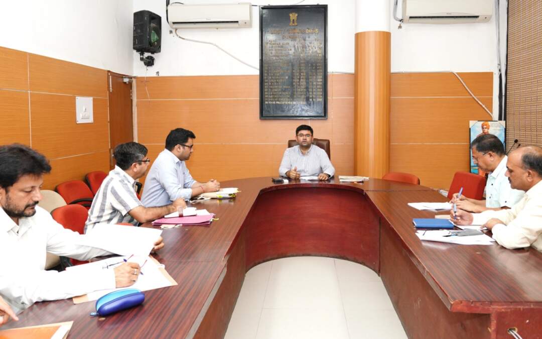 ਪ੍ਰਸ਼ਾਸਕ, ਕੇਂਦਰ ਸ਼ਾਸਿਤ ਪ੍ਰਦੇਸ਼, ਚੰਡੀਗੜ੍ਹ, ਨੂੰ ਡਾਇਰੈਕਟਰ ਟਰਾਂਸਪੋਰਟ-ਕਮ-ਡਿਵੀਜ਼ਨਲ ਮੈਨੇਜਰ, ਸੀਟੀਯੂ ਦਾ ਚਾਰਜ ਸਪੁਰਦ ਕਰਦੇ ਹੋਏ ਖੁਸ਼ ਹੈ। ਪ੍ਰਦੁਮਣ ਸਿੰਘ, ਐਚ.ਸੀ.ਐਸ. ਨੇ ਆਪਣੀ ਡਿਊਟੀ ਤੋਂ ਇਲਾਵਾ ਸ੍ਰੀਮਤੀ ਈਸ਼ਾ ਕੰਬੋਜ, ਐਚ.ਸੀ.ਐਸ.