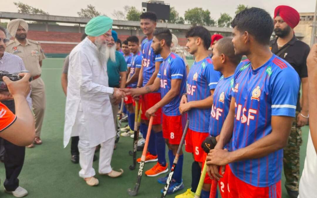 ਪੰਜਾਬ ਵਿਧਾਨ ਸਭਾ ਦੇ ਸਪੀਕਰ ਨੇ ਹਾਕੀ ਖਿਡਾਰੀਆਂ ਨੂੰ ਨਕਦ ਇਨਾਮਾਂ ਨਾਲ ਸਨਮਾਨਿਤ ਕੀਤਾ