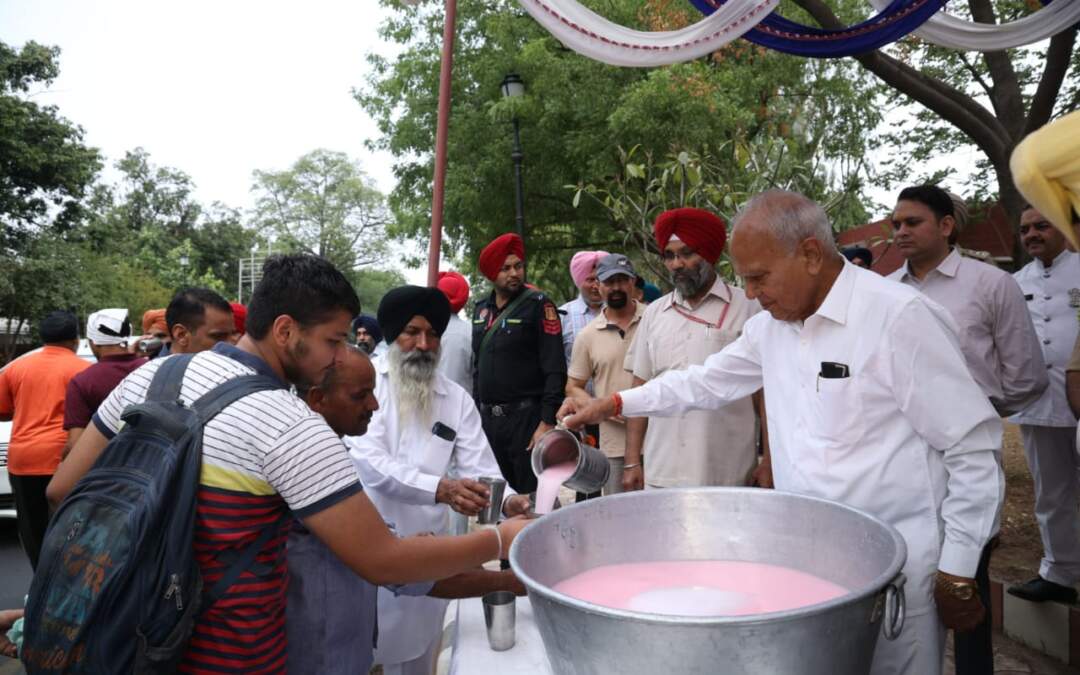 ਪੰਜਾਬ ਰਾਜ ਭਵਨ ਦੇ ਮੁਲਾਜ਼ਮਾਂ ਵੱਲੋਂ ਕਰਵਾਈ ਛਬੀਲ ਦੌਰਾਨ ਪੰਜਾਬ ਦੇ ਰਾਜਪਾਲ ਅਤੇ ਪ੍ਰਸ਼ਾਸਕ ਯੂਟੀ ਚੰਡੀਗੜ੍ਹ ਰਾਹਗੀਰਾਂ ਨੂੰ ਮਿੱਠਾ ਦੁੱਧ ਵਰਤਾਉਂਦੇ ਹੋਏ।