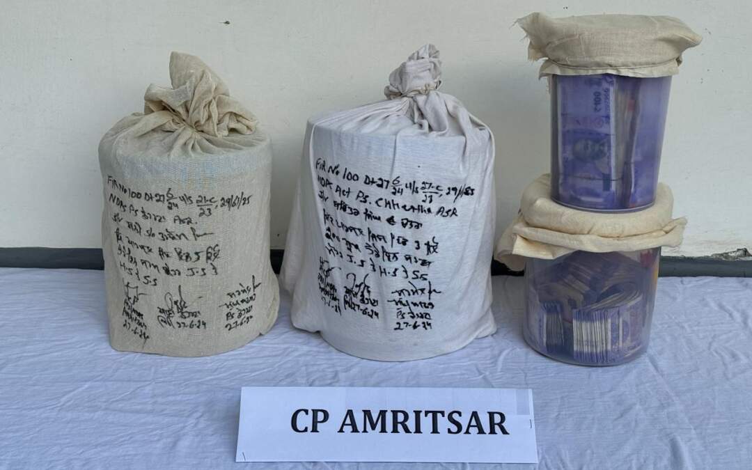 ਪੰਜਾਬ ਪੁਲਿਸ ਵੱਲੋਂ ਪਾਕਿਸਤਾਨ ਅਧਾਰਤ ਤਸਕਰਾਂ ਦੀ ਹਮਾਇਤ ਵਾਲੇ ਨਸ਼ਿਆ ਦੇ ਦੋ ਗਿਰੋਹਾਂ ਦਾ ਪਰਦਾਫਾਸ਼; 9.2 ਕਿਲੋ ਹੈਰੋਇਨ ਸਮੇਤ ਤਿੰਨ ਕਾਬੂ