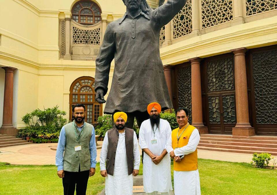 “ਆਪ” ਸੰਸਦ ਮੈਂਬਰਾਂ ਦੇ ਸਹੁੰ ਚੁੱਕ ਸਮਾਗਮ ‘ਚ ਪਹੁੰਚੇ ਭਗਵੰਤ ਮਾਨ, ਮੁਲਾਕਾਤ ਕਰਕੇ ਤਿੰਨਾਂ ਸਾਂਸਦਾਂ ਦੀ ਕੀਤੀ ਹੌਸਲਾ-ਅਫ਼ਜ਼ਾਈ