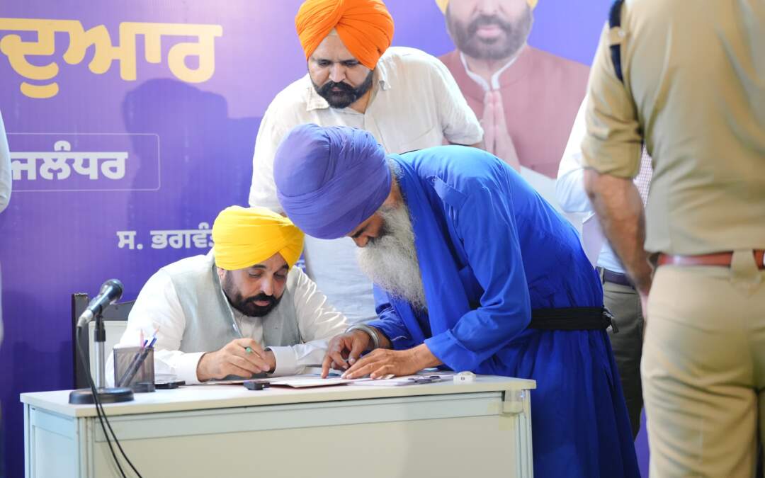 ਮੁੱਖ ਮੰਤਰੀ ਨੇ ਦਿੱਤੀ ਲੋਕਾਂ ਨੂੰ ਰਾਹਤ: ‘ਦੁਆਬੇ ‘ਚ ਸਰਕਾਰ ਤੁਹਾਡੇ ਦਰਬਾਰ’ ਸਕੀਮ ਤਹਿਤ ਆਪਣੀ ਜਲੰਧਰ ਰਿਹਾਇਸ਼ ਵਿਖੇ ਸਮੱਸਿਆਵਾਂ ਸੁਣੀਆਂ ਤੇ ਕੀਤਾ ਨਿਬੇੜਾ