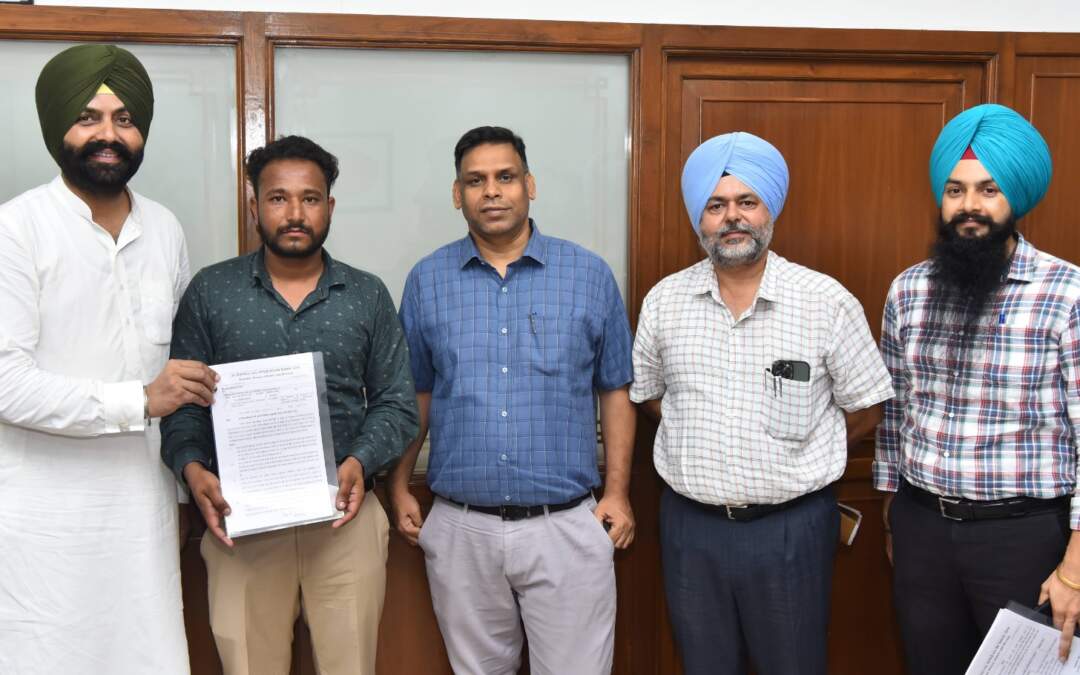 ਪੰਚਾਇਤ ਮੰਤਰੀ ਲਾਲਜੀਤ ਸਿੰਘ ਭੁੱਲਰ ਨੇ 10 ਸਟੈਨੋ-ਟਾਈਪਿਸਟਾਂ ਨੂੰ ਸੌਂਪੇ ਨਿਯੁਕਤੀ ਪੱਤਰ