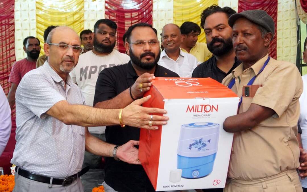 ਮੇਅਰ ਸੈਨੀਟੇਸ਼ਨ ਵਰਕਰਾਂ ਨੂੰ ਪਾਣੀ ਦੇ ਕੈਂਪ ਵੰਡਦੇ ਹੋਏ