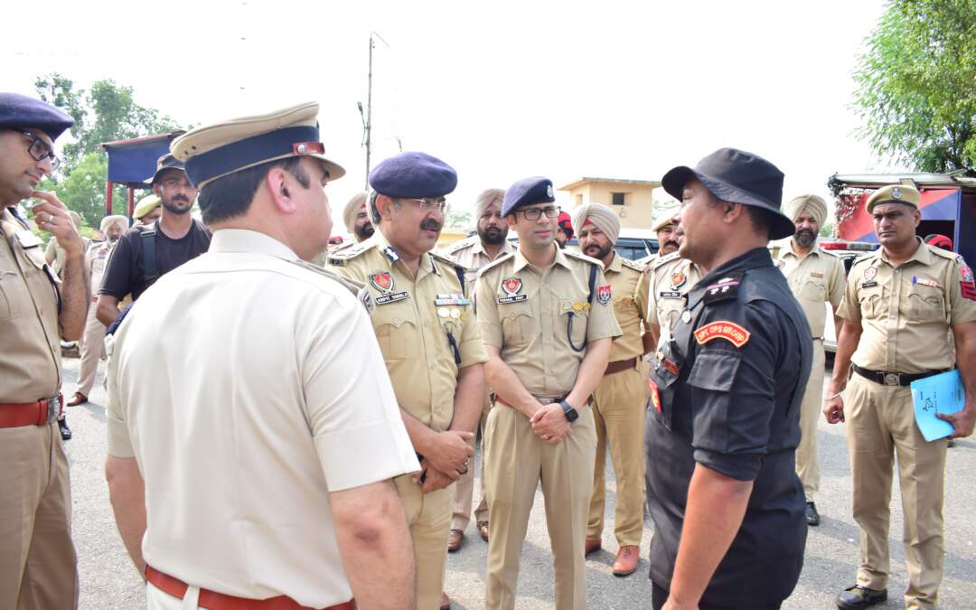 ਪੰਜਾਬ ਪੁਲਿਸ ਨੇ ਅਮਰਨਾਥ ਯਾਤਰਾ ਅਤੇ ਘੁਸਪੈਠ ਦੀਆਂ ਤਾਜ਼ਾ ਕੋਸ਼ਿਸਾਂ ਦੇ ਮੱਦੇਨਜ਼ਰ ਪਠਾਨਕੋਟ ਅਤੇ ਸਰਹੱਦੀ ਖੇਤਰਾਂ ਵਿੱਚ ਸੁਰੱਖਿਆ ਵਧਾਈ