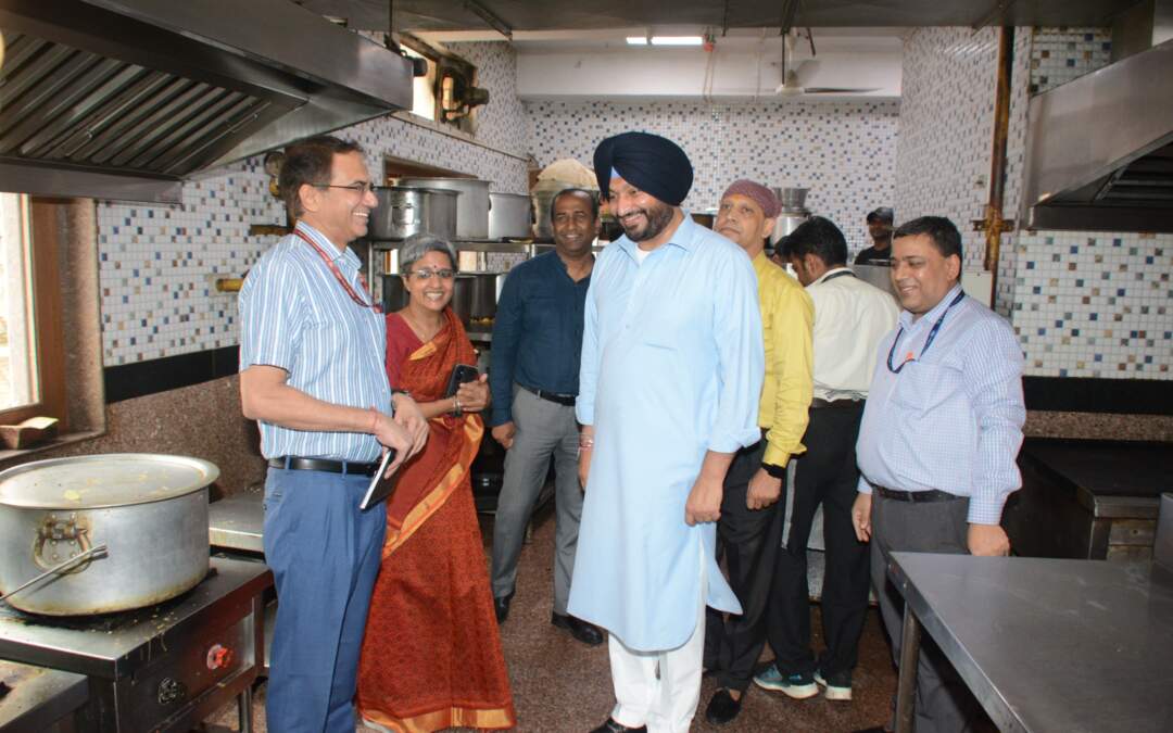 ਸ਼੍ਰੀ ਰਵਨੀਤ ਸਿੰਘ, ਰੇਲ ਰਾਜ ਮੰਤਰੀ ਨੇ ਰੇਲਵੇ ਬੋਰਡ ਦੀ ਕੰਟੀਨ ਦਾ ਕੀਤਾ ਅਚਨਚੇਤ ਨਿਰੀਖਣ