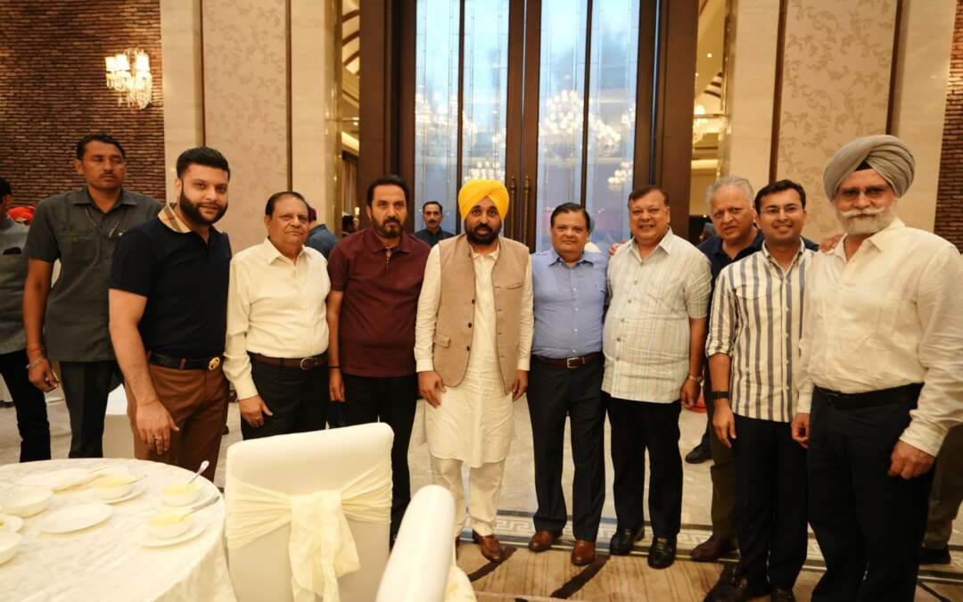 ਮੁੱਖ ਮੰਤਰੀ ਭਗਵੰਤ ਮਾਨ ਨੇ ਜਲੰਧਰ ‘ਚ ਉਦਯੋਗਪਤੀਆਂ ਨਾਲ ਕੀਤਾ ਲੰਚ, ਵਪਾਰੀਆਂ ਦੇ ਮਸਲਿਆਂ ਤੇ ਕੀਤੀ ਚਰਚਾ