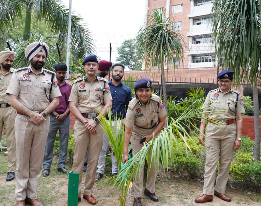ਪੰਜਾਬ ਪੁਲਿਸ ਵੱਲੋਂ ਮਾਨਸੂਨ ਦੇ ਸਵਾਗਤ ਵਿੱਚ ਬੂਟੇ ਲਗਾਉਣ ਦੀ ਮੁਹਿੰਮ ਦੀ ਸ਼ੁਰੂਆਤ, ਡੀਜੀਪੀ ਪੰਜਾਬ ਨੇ ਪੰਜਾਬ ਪੁਲਿਸ ਹੈੱਡਕੁਆਰਟਰ ਵਿਖੇ ਲਗਾਇਆ ‘ਬੌਟਲ ਪਾਮ’ ਦਾ ਬੂਟਾ