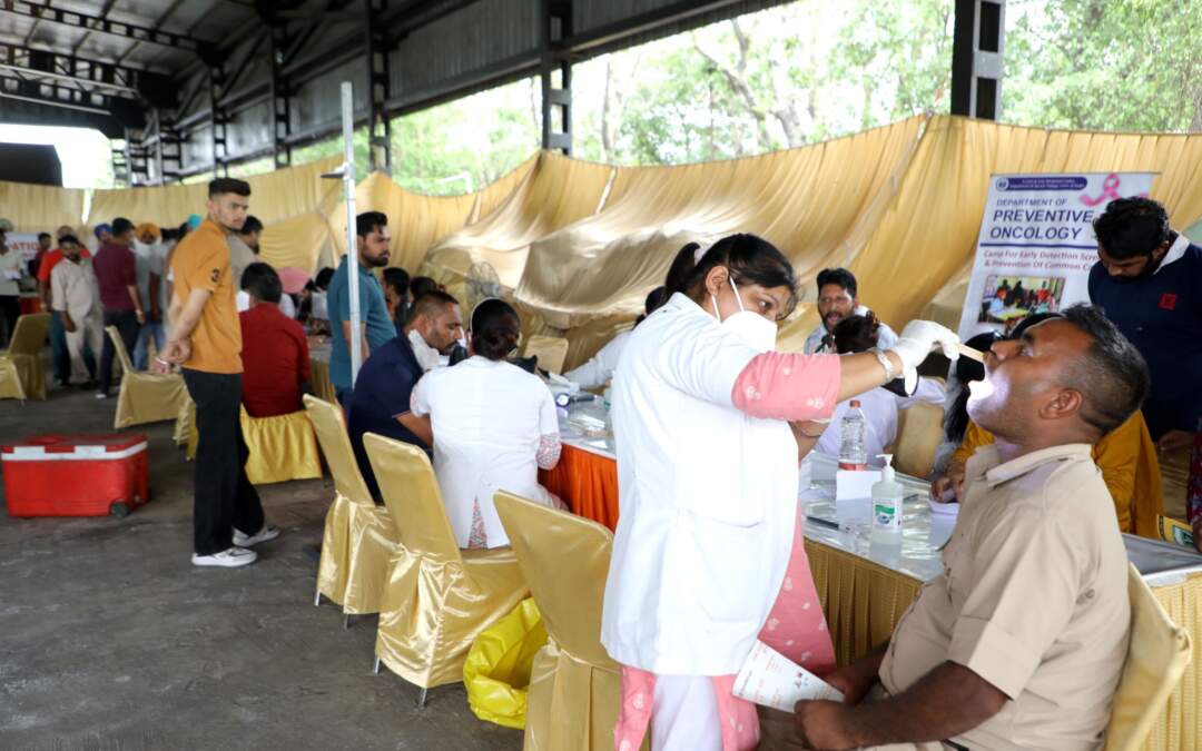 MCC ਨੇ ਪਿੰਕ MRF ਸੈਂਟਰ, ਸੈਕਟਰ-25 ਵਿਖੇ ਸੈਨੀਟੇਸ਼ਨ ਵਰਕਰਾਂ ਲਈ ਸਿਹਤ ਕੈਂਪ ਲਗਾਇਆ