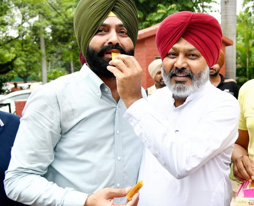 ‘ਆਪ’ ਆਗੂਆਂ ਨੇ ਪਾਰਟੀ ਦਫ਼ਤਰ ਚੰਡੀਗੜ੍ਹ ਵਿਖੇ ਜਲੰਧਰ ਪੱਛਮੀ ਜ਼ਿਮਨੀ ਚੋਣ ਵਿਚ ਜਿੱਤ ਦਾ ਮਨਾਇਆ ਜਸ਼ਨ