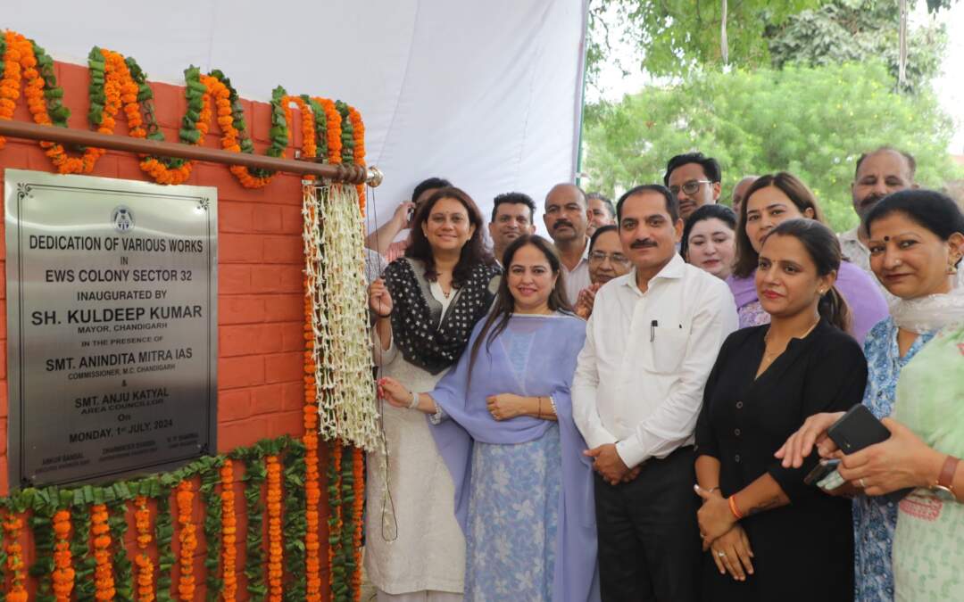 ਕਮਿਸ਼ਨਰ ਈਡਬਲਿਊਐਸ ਕਲੋਨੀ ਸੈਕਟਰ 32 ਵਿਖੇ ਵਿਕਾਸ ਕਾਰਜ ਵਸਨੀਕਾਂ ਨੂੰ ਸਮਰਪਿਤ ਕਰਦੇ ਹੋਏ