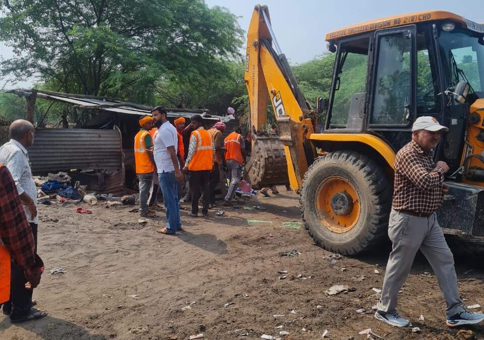 ਚੰਡੀਗੜ੍ਹ ਪ੍ਰਸ਼ਾਸਨ ਵੱਲੋਂ ਪਿੰਡ ਰਾਏਪੁਰ ਕਲਾਂ ਵਿੱਚ ਕਬਜ਼ੇ ਵਿਰੋਧੀ ਮੁਹਿੰਮ ਨੂੰ ਸਫ਼ਲਤਾਪੂਰਵਕ ਨੇਪਰੇ ਚਾੜ੍ਹਿਆ ਗਿਆ।