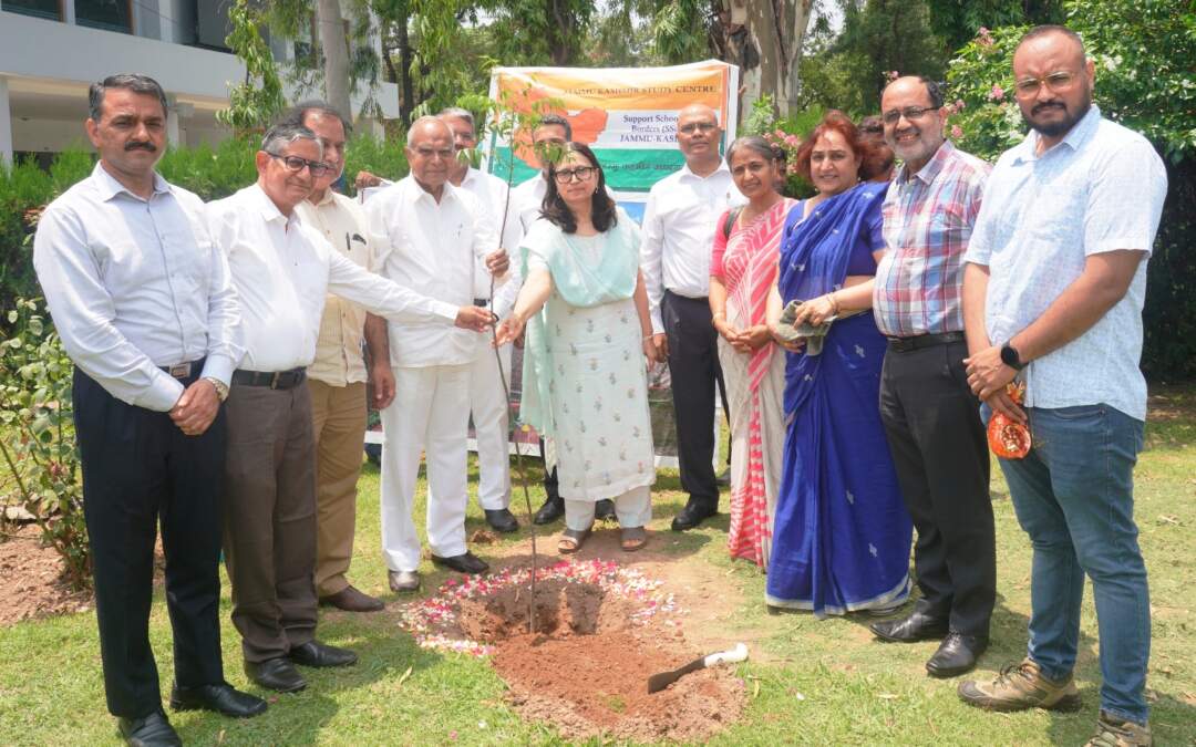 ਪੰਜਾਬ ਦੇ ਰਾਜਪਾਲ ਅਤੇ ਯੂਟੀ, ਚੰਡੀਗੜ੍ਹ ਦੇ ਪ੍ਰਸ਼ਾਸਕ ਬਨਵਾਰੀ ਲਾਲ ਪੁਰੋਹਿਤ ਨੇ ਰਾਜ ਭਵਨ ਵਿਖੇ ਬੂਟਾ ਲਗਾ ਕੇ ਕਾਰਗਿਲ ਵਿਜੇ ਦਿਵਸ ਦੀ ਸਿਲਵਰ ਜੁਬਲੀ ਵਰ੍ਹੇਗੰਢ ਮਨਾਉਣ ਸਬੰਧੀ ਮੁਹਿੰਮ ਦੀ ਕੀਤੀ ਸ਼ੁਰੂਆਤ