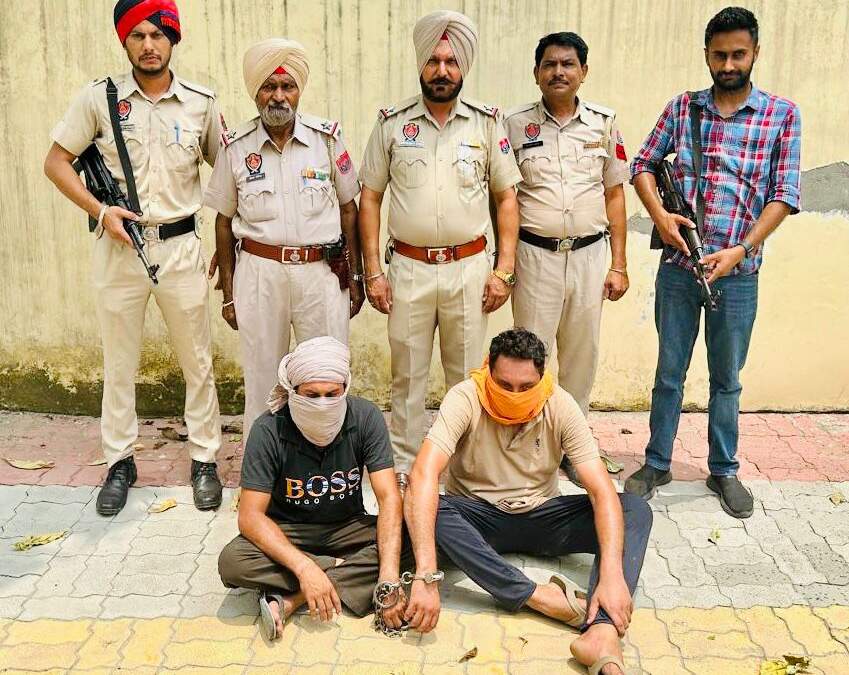 ਪੰਜਾਬ ਪੁਲਿਸ ਨੇ ਸਰਹੱਦ ਪਾਰੋਂ ਚਲਾਏ ਜਾ ਰਹੇ ਤਸਕਰੀ ਰੈਕੇਟ ਦਾ ਕੀਤਾ ਪਰਦਾਫਾਸ਼; 7 ਕਿਲੋ ਹੈਰੋਇਨ, ਪੰਜ ਪਿਸਤੌਲਾਂ ਸਮੇਤ 2 ਵਿਅਕਤੀ ਗ੍ਰਿਫਤਾਰ