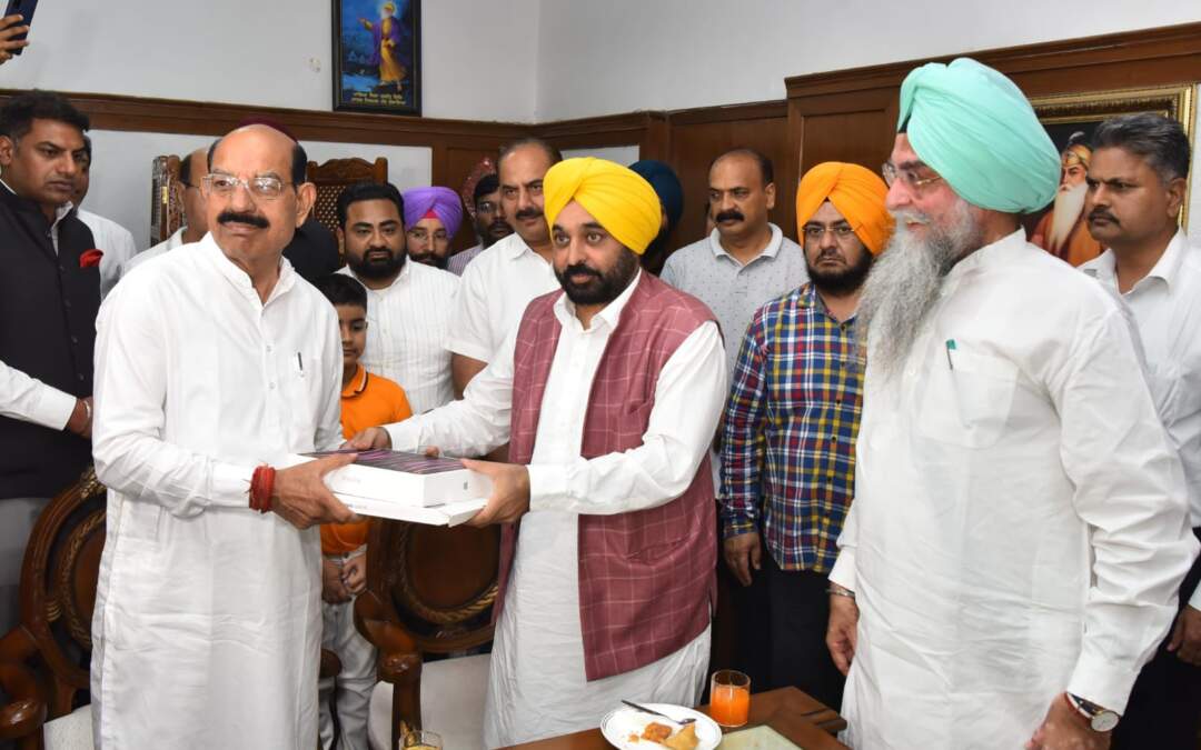 ਮੋਹਿੰਦਰ ਭਗਤ ਨੇ ਮੁੱਖ ਮੰਤਰੀ ਦੀ ਹਾਜ਼ਰੀ ਵਿੱਚ ਵਿਧਾਇਕ ਵਜੋਂ ਹਲਫ਼ ਲਿਆ