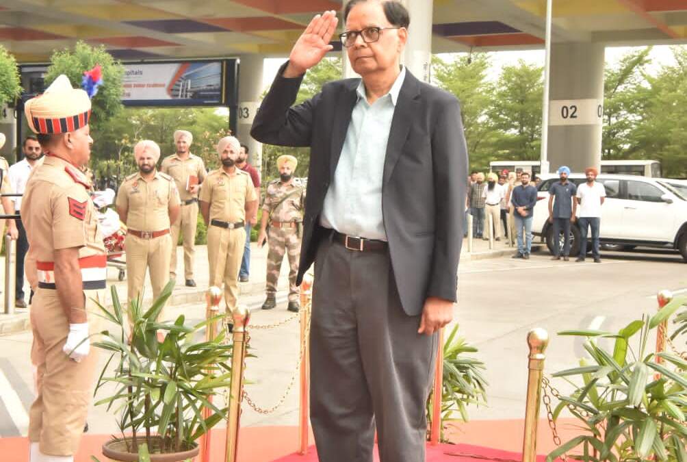 16ਵੇਂ ਵਿੱਤ ਕਮਿਸ਼ਨ ਦੇ ਚੇਅਰਮੈਨ ਸ੍ਰੀ ਅਰਵਿੰਦ ਪਨਗੜੀਆ ਨੂੰ ਐਤਵਾਰ ਨੂੰ ਐਸ.ਏ.ਐਸ.ਨਗਰ ਦੇ ਸ਼ਹੀਦ ਭਗਤ ਸਿੰਘ ਅੰਤਰਰਾਸ਼ਟਰੀ ਹਵਾਈ ਅੱਡੇ ‘ਤੇ ਪਹੁੰਚਣ ‘ਤੇ ਰਸਮੀ ਗਾਰਡ ਆਫ਼ ਆਨਰ ਦਿੱਤਾ ਗਿਆ।