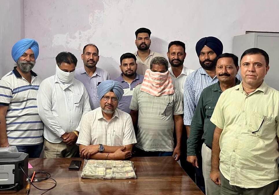 ਵਿਜੀਲੈਂਸ ਬਿਊਰੋ ਨੇ ਵਸੀਕਾ ਨਵੀਸ ਤੇ ਅਸ਼ਟਾਮ ਫ਼ਰੋਸ਼ ਨੂੰ 30,000 ਰੁਪਏ ਰਿਸ਼ਵਤ ਲੈਂਦਿਆਂ ਰੰਗੇ ਹੱਥੀਂ ਕੀਤਾ ਕਾਬੂ