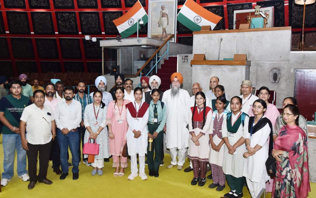 ਸੰਧਵਾਂ ਨੇ ਜਪਾਨ ਦੌਰਾ ਕਰਕੇ ਪਰਤੇ ਸੱਤ ਵਿਦਿਆਰਥੀਆਂ ਨੂੰ ਨਕਦ ਇਨਾਮਾਂ ਨਾਲ ਕੀਤਾ ਸਨਮਾਨਿਤ