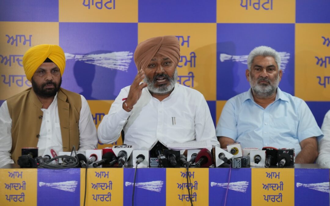 UPSC ਦੇ ਲੇਟਰਲ ਡੈਬਿਊ ‘ਤੇ, AAP ਨੇ ਕਿਹਾ- ਭਾਜਪਾ ਬਾਬਾ ਸਾਹਿਬ ਦੇ ਸੰਵਿਧਾਨ ਅਤੇ ਜ਼ੀਰੋ ਨੂੰ ਖਤਮ ਕਰਨਾ ਚਾਹੁੰਦੀ ਹੈ।