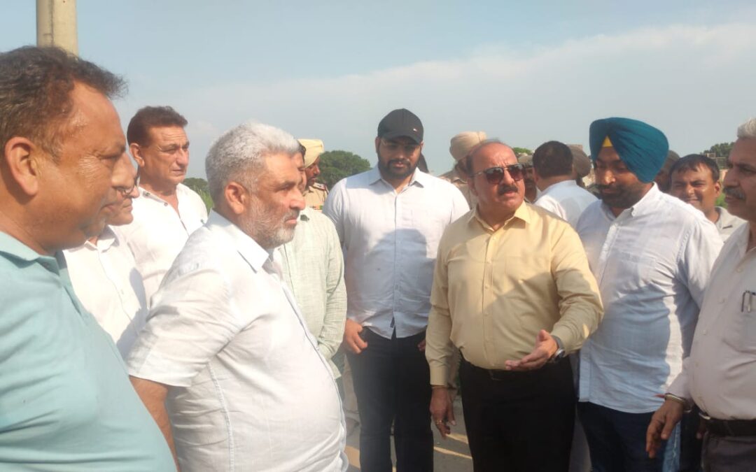 ਦੌਲਤਪੁਰ ਢਾਕੀ ਵਿਖੇ ਕੈਬਨਿਟ ਮੰਤਰੀ ਲਾਲ ਚੰਦ ਕਟਾਰੂਚੱਕ ਨੇ ਸੁਪਰ ਸਕਸ਼ਨ ਮਸ਼ੀਨ ਨਾਲ ਸੀਵਰੇਜ ਦੀ ਸਫਾਈ ਦੇ ਕਾਰਜ ਦਾ ਕੀਤਾ ਸ਼ੁਭਆਰੰਭ