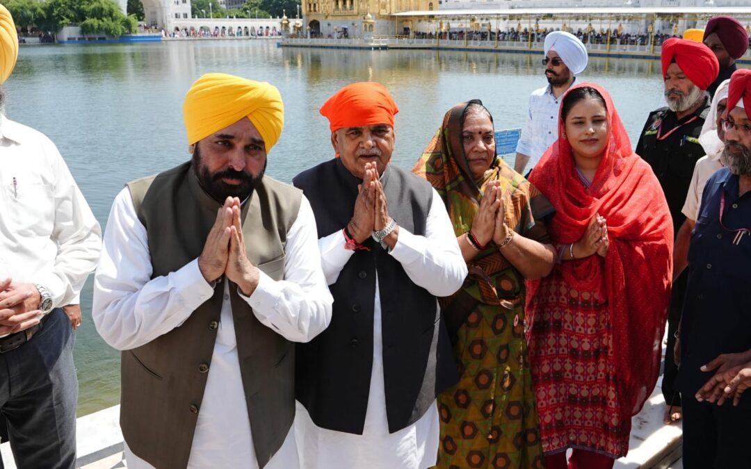 ਰਾਜਪਾਲ ਅਤੇ ਮੁੱਖ ਮੰਤਰੀ ਸ੍ਰੀ ਹਰਿਮੰਦਰ ਸਾਹਿਬ ਅਤੇ ਸ੍ਰੀ ਦੁਰਗਿਆਣਾ ਮੰਦਿਰ ਵਿਖੇ ਹੋਏ ਨਤਮਸਤਕ; ਸੂਬੇ ਦੀ ਤਰੱਕੀ ਅਤੇ ਖ਼ੁਸ਼ਹਾਲੀ ਲਈ ਕੀਤੀ ਅਰਦਾਸ