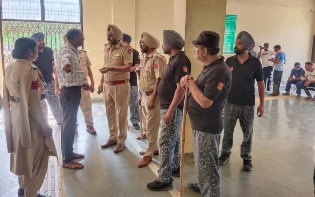 ਸੁਤੰਤਰਤਾ ਦਿਵਸ ਦੇ ਮੱਦੇਨਜ਼ਰ ਸਖ਼ਤ ਸੁਰੱਖਿਆ ਨੂੰ ਯਕੀਨੀ ਬਣਾਉਣ ਲਈ ਪੰਜਾਬ ਪੁਲਿਸ ਨੇ ਸੂਬੇ ਭਰ ਦੀਆਂ ਜ਼ਿਲ੍ਹਾ ਅਤੇ ਸਬ-ਡਵੀਜ਼ਨਲ ਅਦਾਲਤਾਂ ਵਿੱਚ ਘੇਰਾਬੰਦੀ ਅਤੇ ਤਲਾਸ਼ੀ ਅਭਿਆਨ ਚਲਾਇਆ